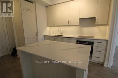 Building Photo - 36 Elm Dr W