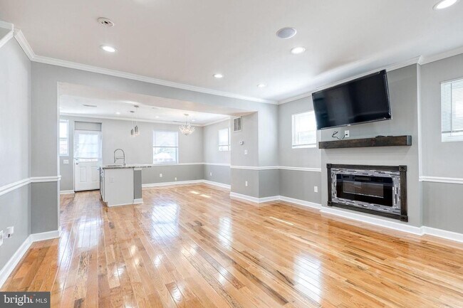 Foto del edificio - Welcome to this beautifully renovated 4bd 2bth end-of-group townhome in Baltimore!