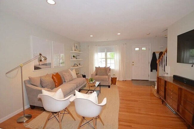 Building Photo - Large 2 BR w/ 1 Full and 2 Half Baths in Rockland