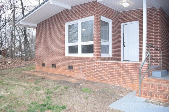 Foto del edificio - Charming 3 Bed 2 Bath Brick Home with Reno...