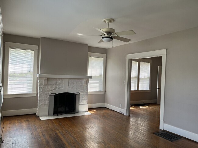 Building Photo - "Charming Studio Apartment in the Heart of...