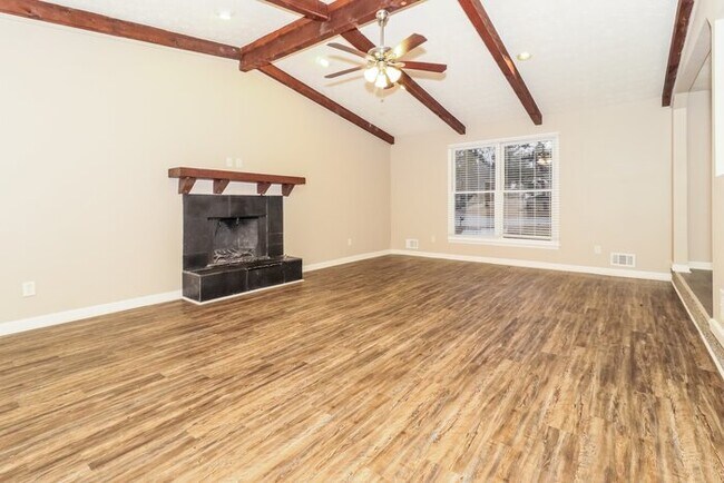 Foto del edificio - 1066 Basswood Ct