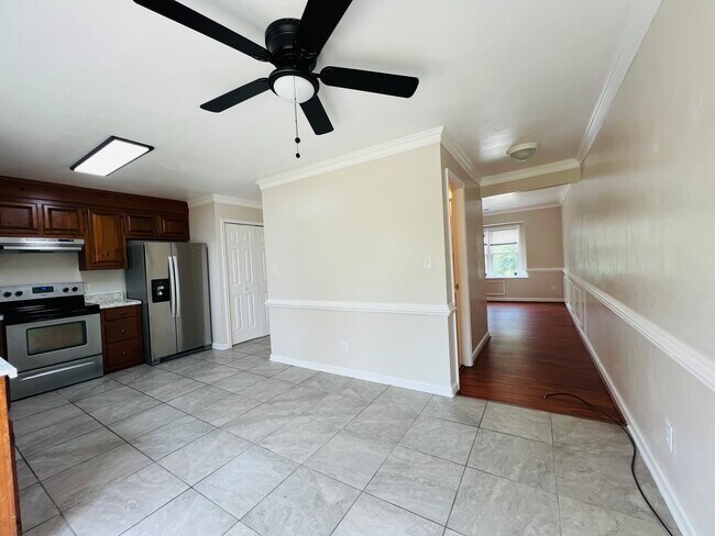 Building Photo - 3013 Radcliffe Ln N