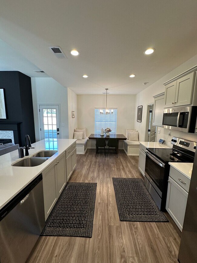 Foto del edificio - 4 Bedroom/ 2 Bath in Pinewood Subdivision-...