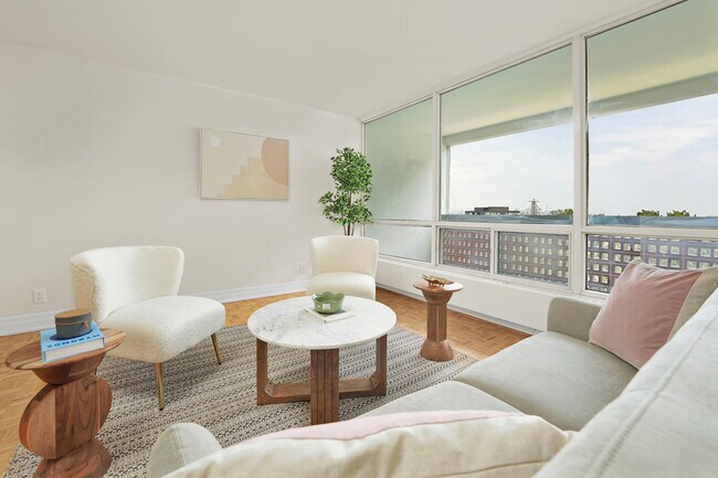 Photo du bâtiment - RENOVATED 2 Bed 2 Bath in PRIME ETOBICOKE - Royal York Gardens