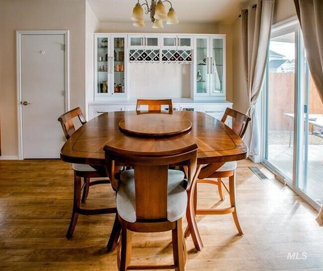 Foto del edificio - Beautiful 3 bed 2 bath home in the perfect Boise area just off Five Mile Rd and Lake Hazel Rd