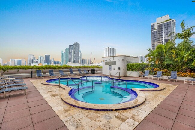 Foto del edificio - 1717 N Bayshore Dr