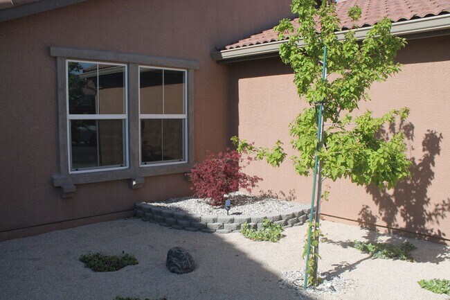 Building Photo - 3 bed, 2bath, + bonus room/den/office. Beautiful 2011 Single Story Home in KB development of Damo...