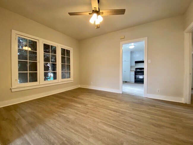 Foto del edificio - 837 N Martel Ave