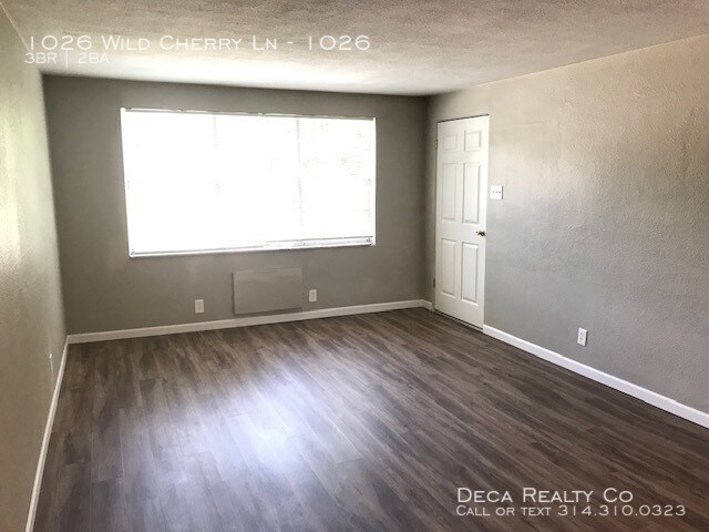 Building Photo - 3 Bedroom Apartment