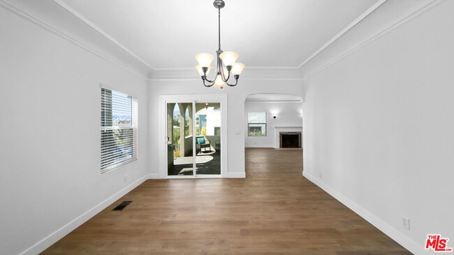 Building Photo - 850 Serrano Pl