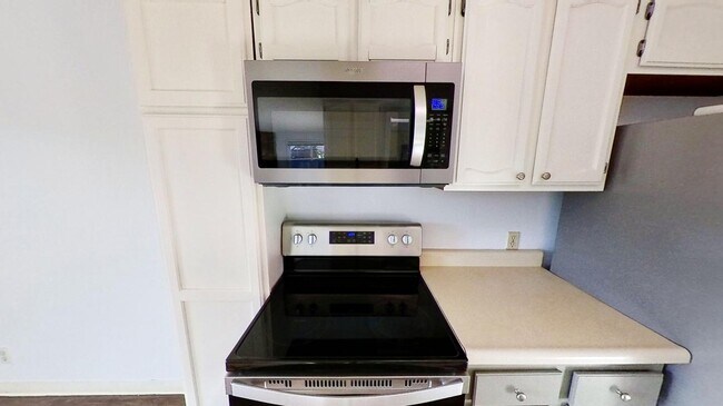 Building Photo - Open & spacious Beaverton duplex with fenc...
