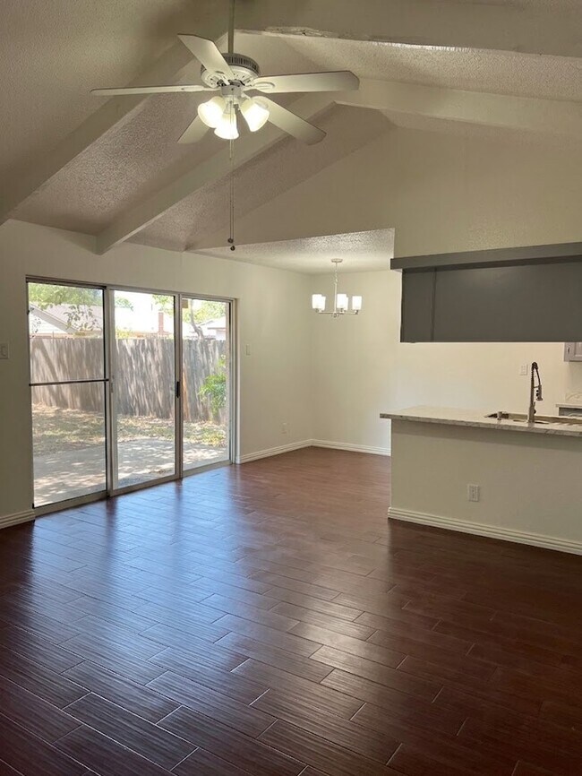 Foto del edificio - 1617 Crest Park Drive