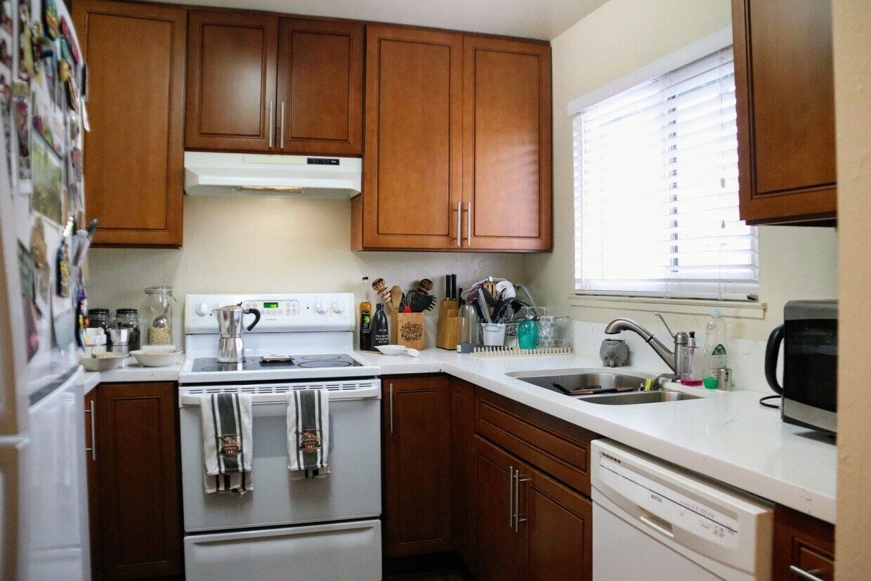 Primary Photo - 2601 Sinclair Ave