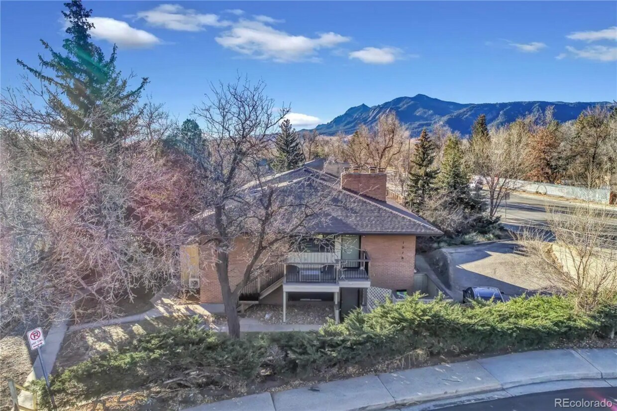 Primary Photo - 1210 Linden Ave