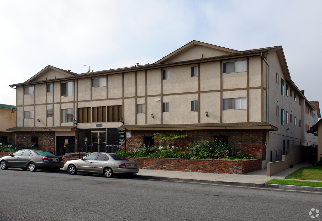 Primary Photo - Crestmont apartments