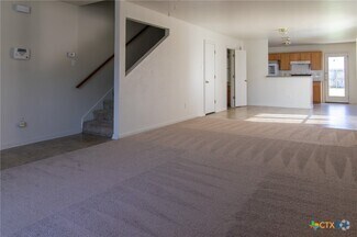 Building Photo - 102 E Robin Ln