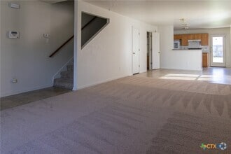 Building Photo - 102 E Robin Ln