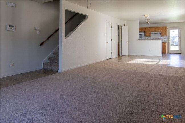 Building Photo - 102 E Robin Ln