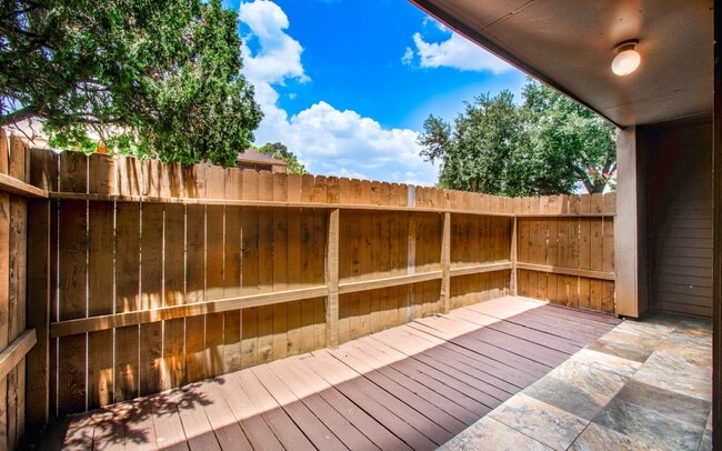Foto del edificio - 10555 Turtlewood Ct