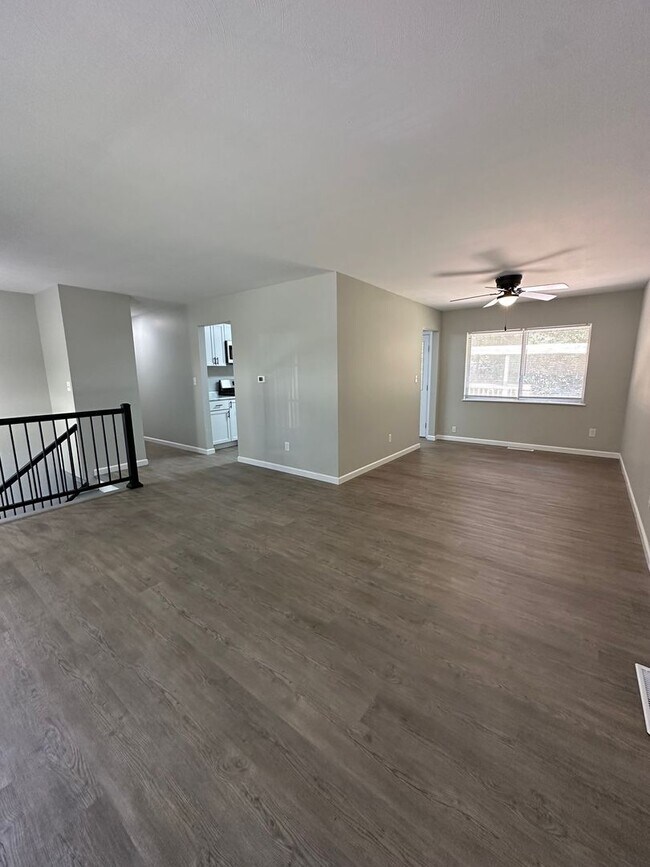 Building Photo - Four Bedroom Single Family Home