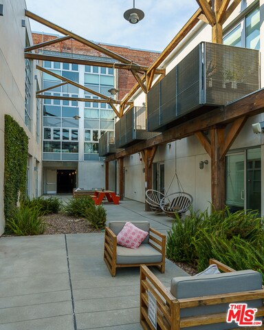 Building Photo - 530 S Hewitt St