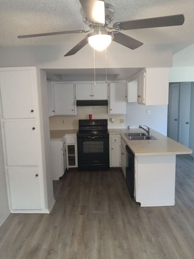 Foto del edificio - 9914 Larkspur Ln