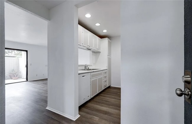 Building Photo - Welcome to this beautifully updated 1-bedr...