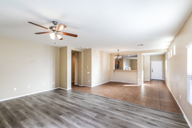 Foto del edificio - 526 W Calle Sombra Linda