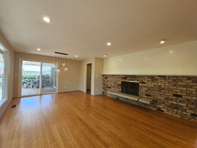 Building Photo - Beautifully Bellevue Rambler in Prime Loca...