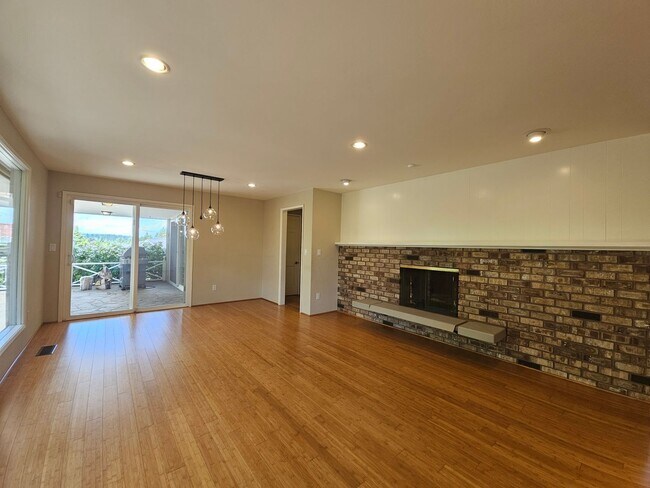 Foto del edificio - Beautifully Bellevue Rambler in Prime Loca...