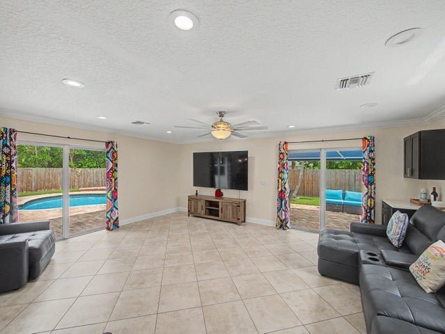 Building Photo - 4868 Canal Dr