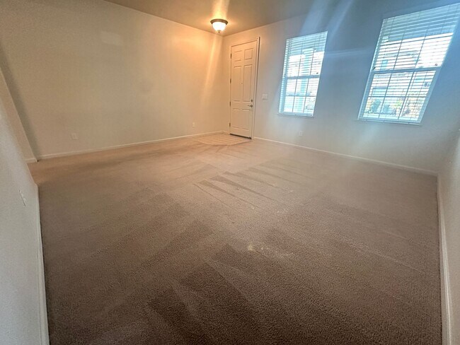 Foto del edificio - Reduced Price! Spacious 5 Bed, 3 Bath home...