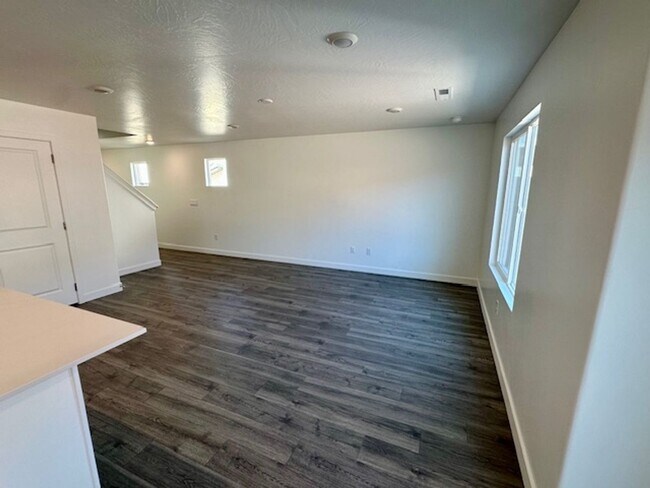 Foto del edificio - End Unit Townhome