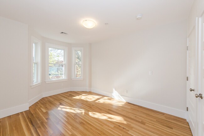 Foto del edificio - 12 Second St. Unit 3