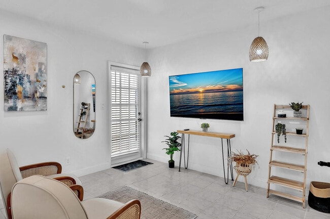 Building Photo - 1941 Washington St