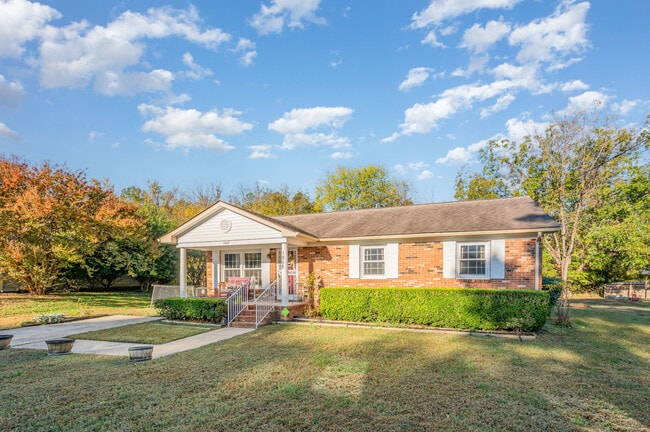 Building Photo - 1808 Majestic Dr