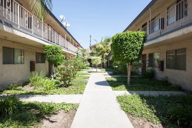 Foto del edificio - 2890 E Artesia Blvd