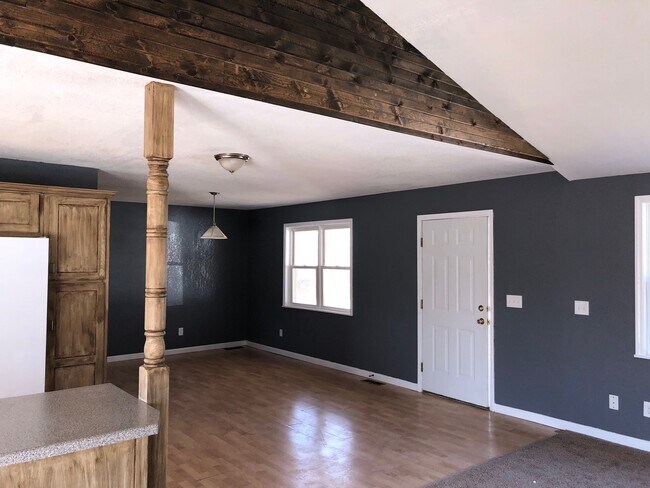 Foto del edificio - Remodeled 3 bedroom 1.5 bath - possible 4t...