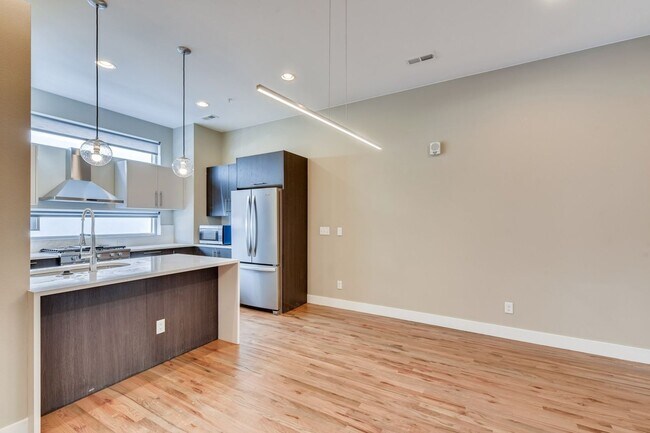 Building Photo - Modern 2 Bed + Office Townhome