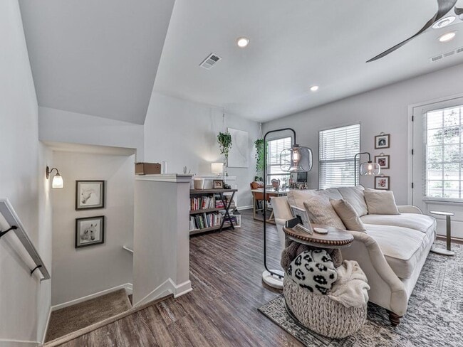 Building Photo - 499 Bishop Ln