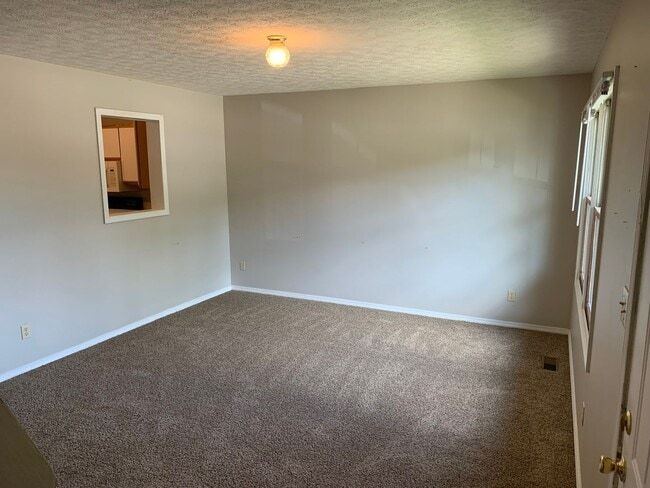 Building Photo - 3 bedroom, Spacious Townhouse: The Willows!