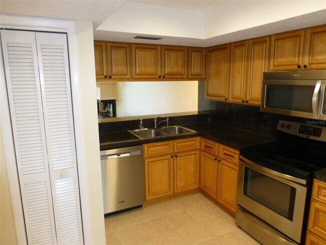 Foto del edificio - 136 Lakeside Dr