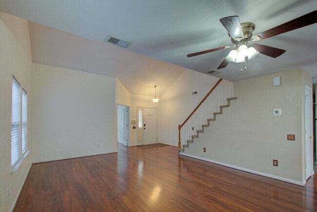 Foto del edificio - 3 Bed, 2.5 Bath Home in Desirable Burbage ...