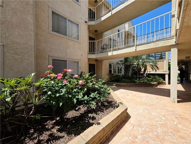 Foto del edificio - 3845 Farquhar Ave