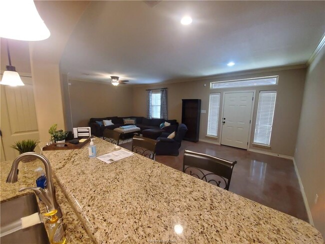 Foto del edificio - 512 Deacon Dr W