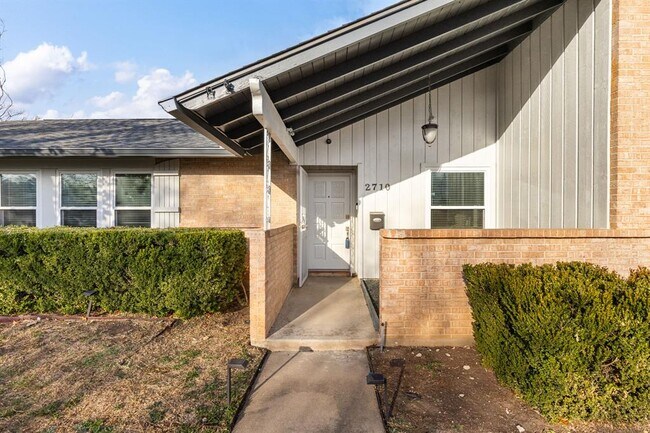 Foto del edificio - 2710 Thrushwood Dr