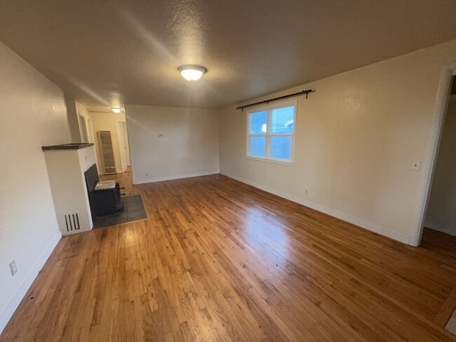 Building Photo - Pet-friendly 3 Bedroom 1 Bath Home close t...