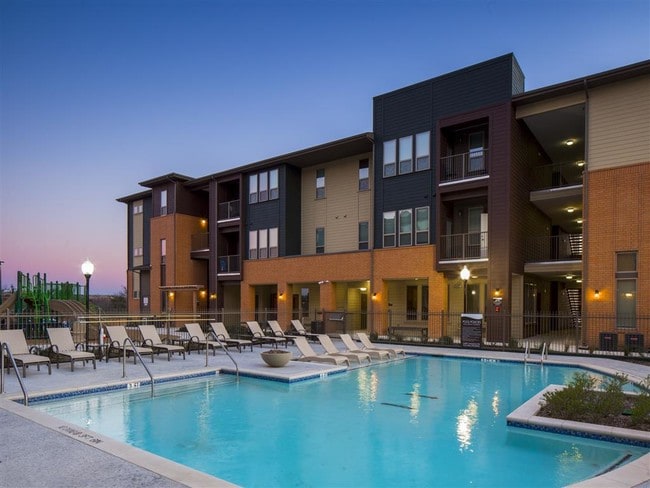 Building Photo - Landings at Marine Creek