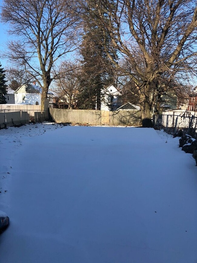 Building Photo - 736 E 26th St